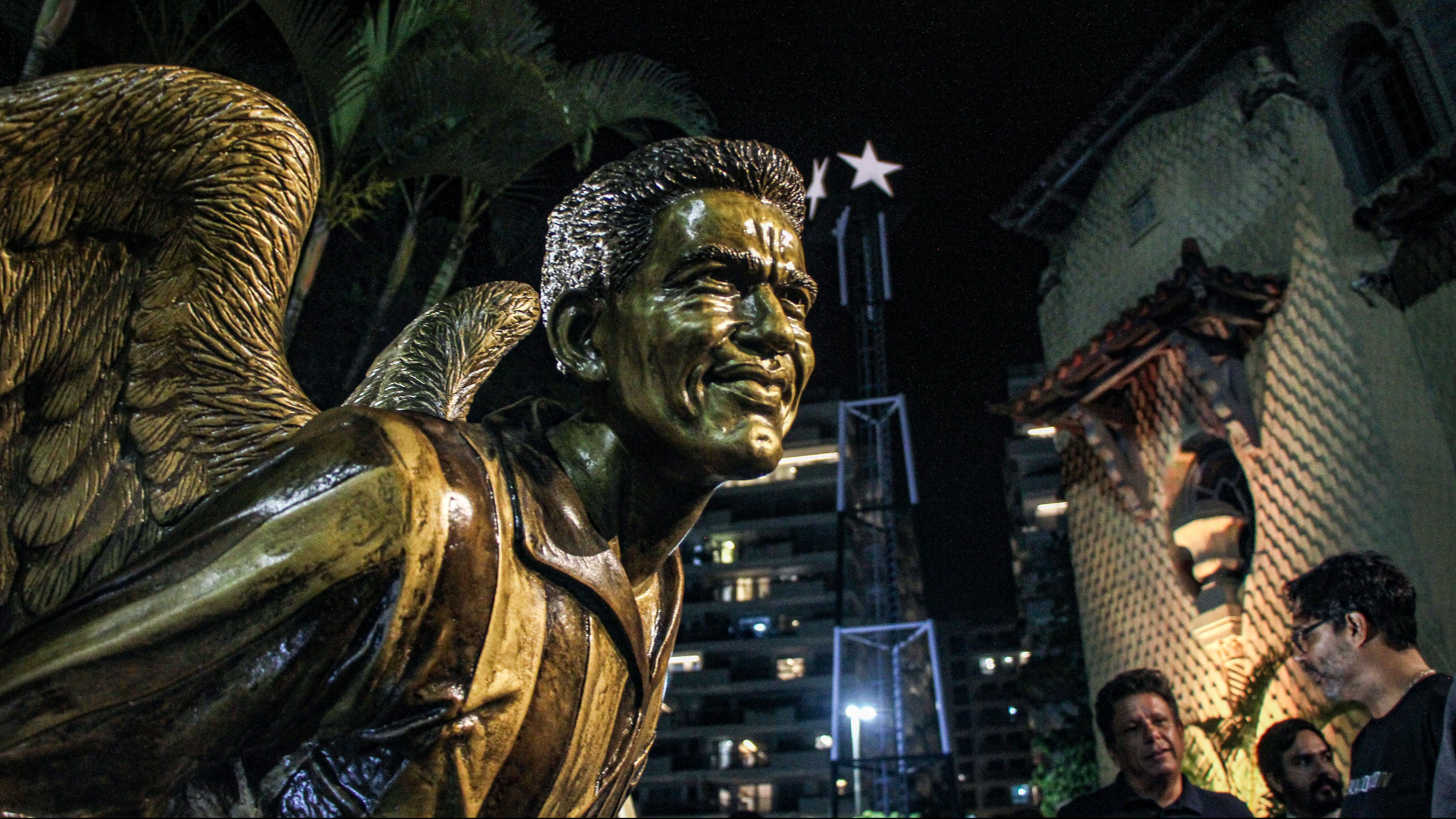 A escultura "O Drible do Anjo", em homenagem a Garrincha