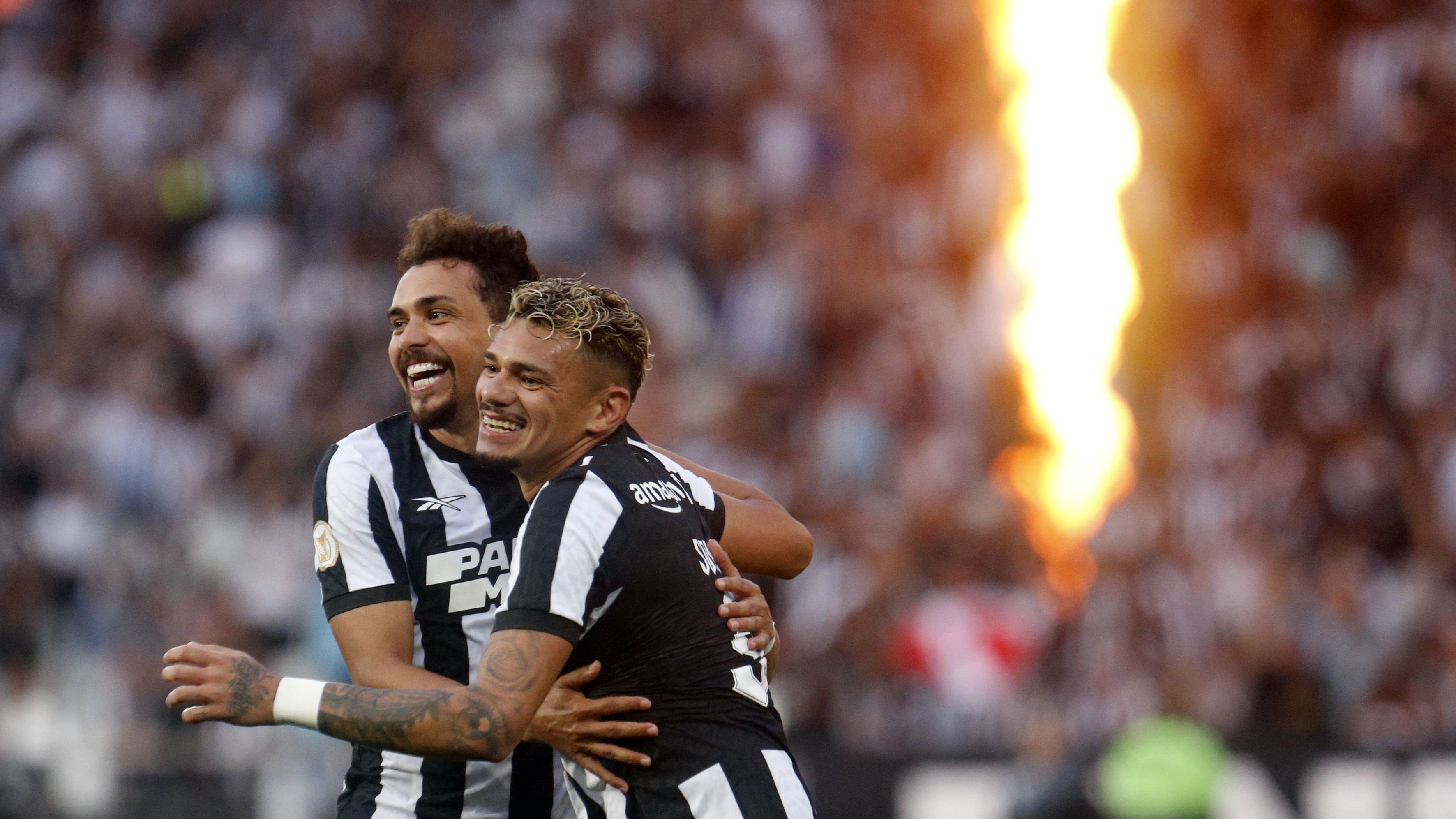 Eduardo e Tiquinho comemoram gol do Botafogo na vitória diante do Coritiba