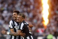 Botafogo goleia o Coritiba e Tiquinho Soares amplia artilharia no Brasileiro