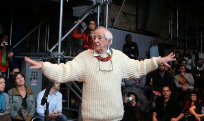 O diretor de teatro Zé Celso fala ao público durante audiência pública no Teatro Oficina, em São Paulo, para discutir a aprovação da Condephaat para a construção de duas torres comerciais ao lado do teatro., em setembro de 2013.