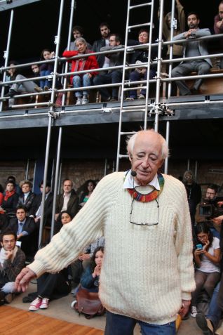O diretor de teatro Zé Celso fala ao público durante audiência pública no Teatro Oficina, em São Paulo / JOSÉ PATRÍCIO/ESTADÃO CONTEÚDO/AE