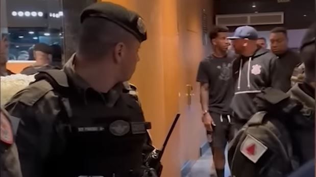 Jogadores e diretoria do Corinthians foram recebidos com protestos no hotel em Belo Horizonte