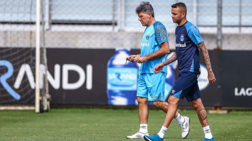 Renato e Luan conversam no CT Luiz Carvalho