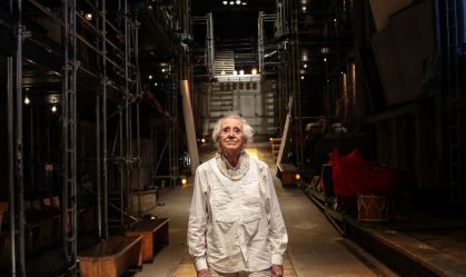 Após madrugada com homenagens no Teatro Oficina, corpo de Zé Celso é cremado