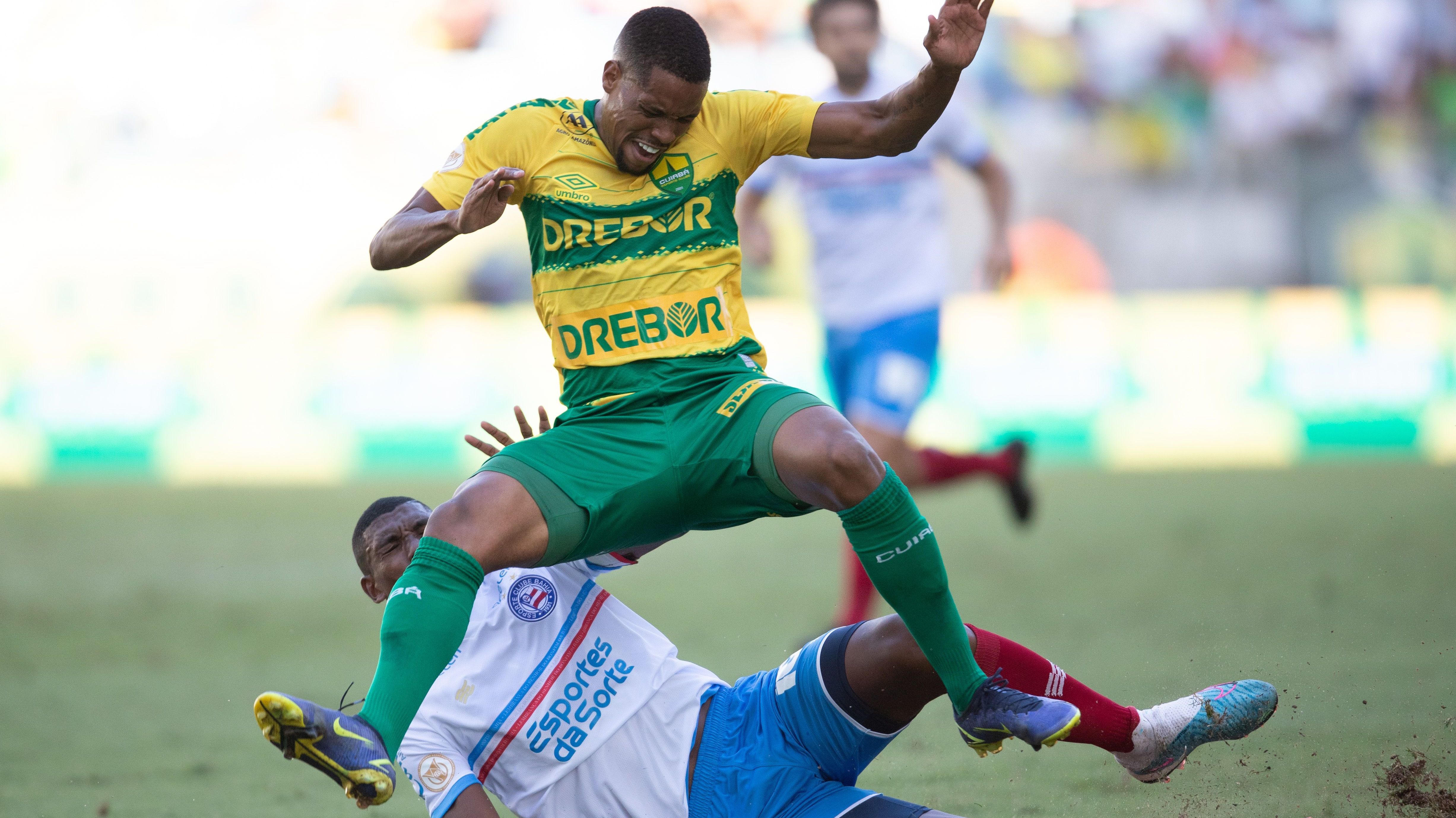 Iury Castilho e Kanu disputam lance em Cuiabá x Bahia