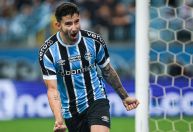 Grando brilha nos pênaltis, Grêmio supera Bahia e está na semifinal da Copa do Brasil