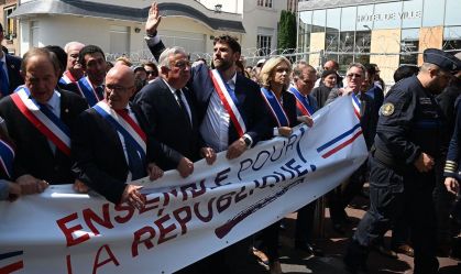 Centenas marcham em apoio a prefeito que teve casa atacada na França
