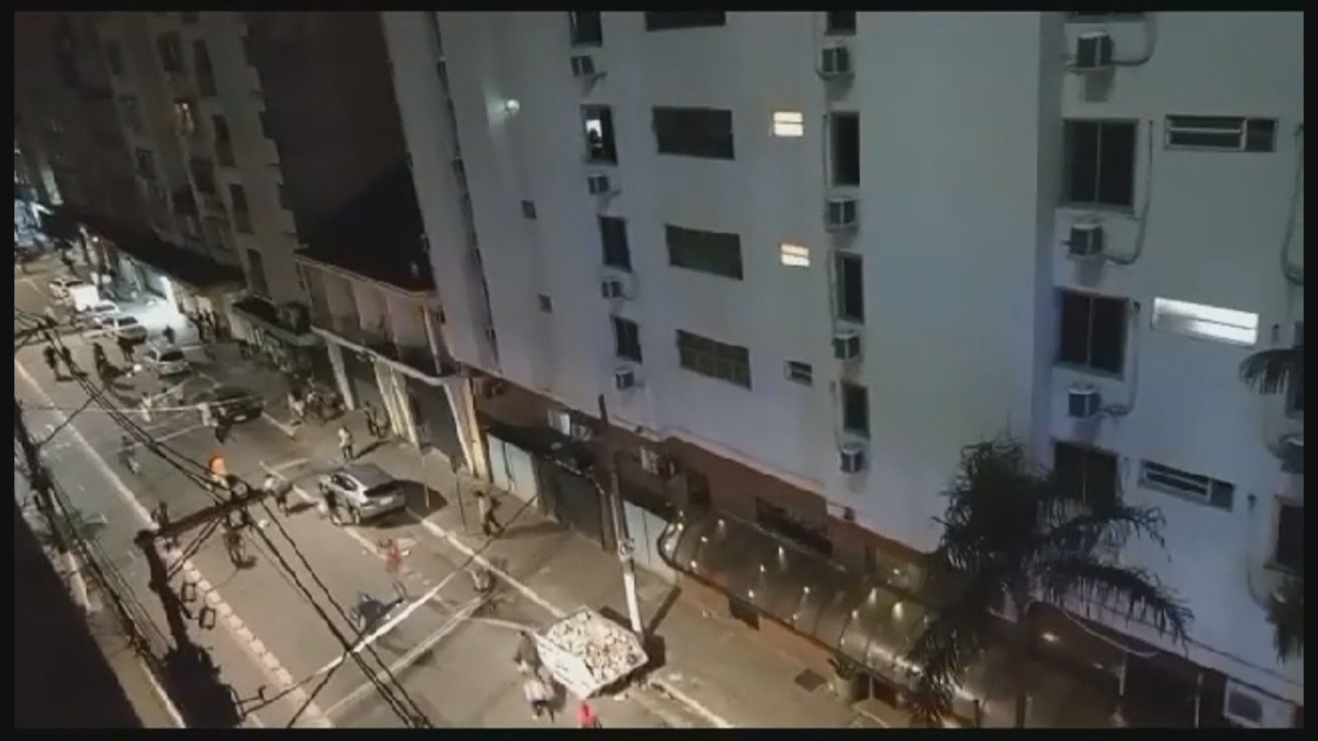 Usuários de drogas da Cracolândia se deslocando pelas ruas da região do centro da capital paulista