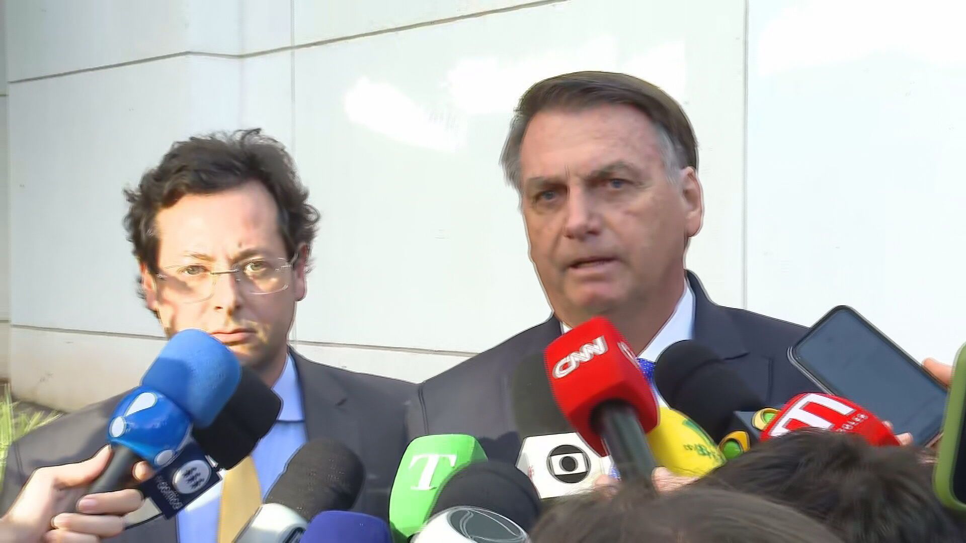 Ex-presidente Jair Bolsonaro (PL) fala com repórteres após deixar sede da Polícia Federal (PF), nesta quarta-feira, 12 de julho de 2023.