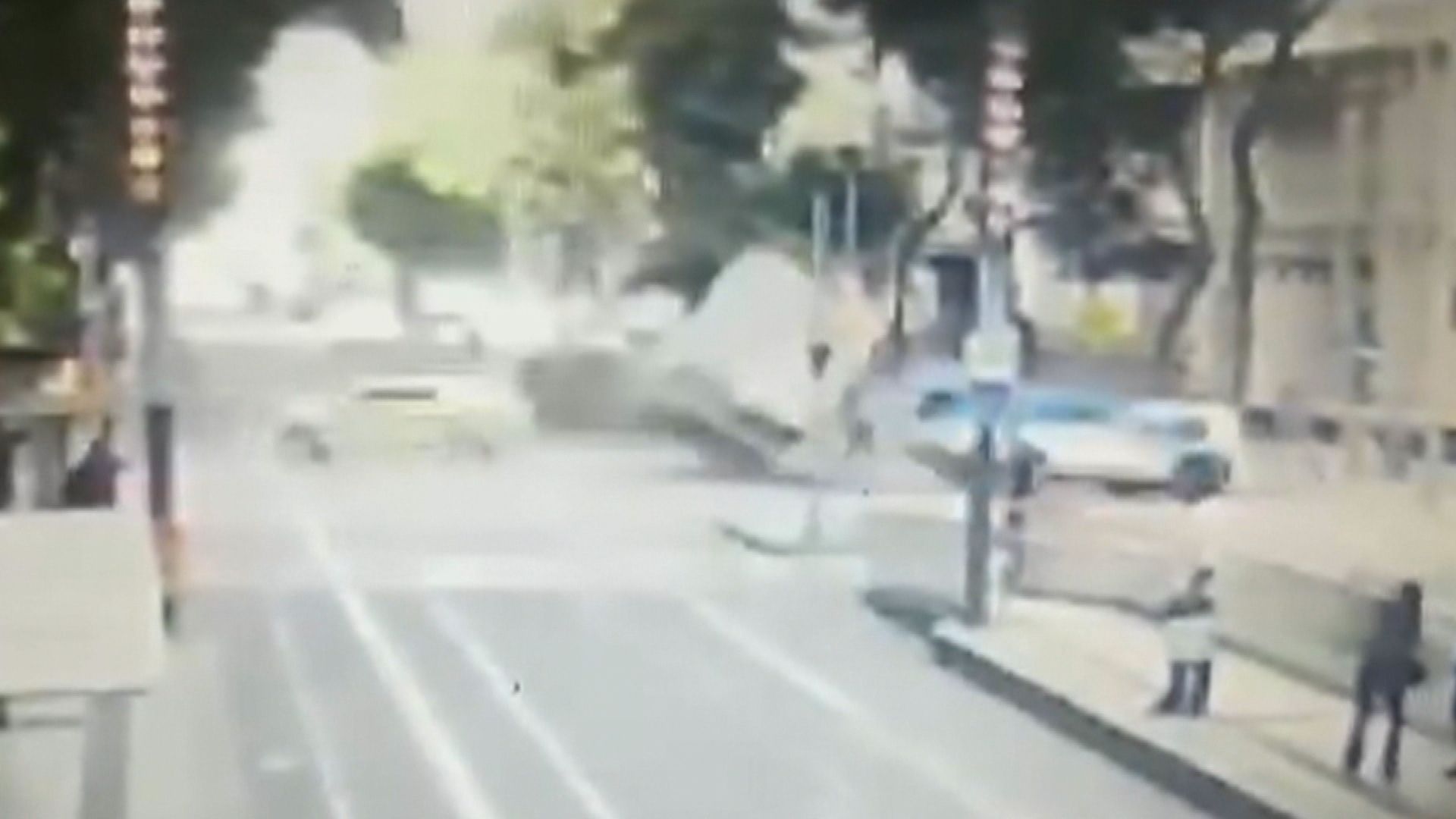 Acidente entre caminhão e viatura da polícia no Rio de Janeiro