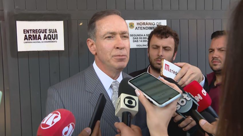 Advogado do casal Roberto e Andreia Mantovani, Ralph Tótima, fala à imprensa. A dupla é suspeita de participar de atos hostis contra ministro do STF Alexandre de Moraes e sua família em Roma. / CNN