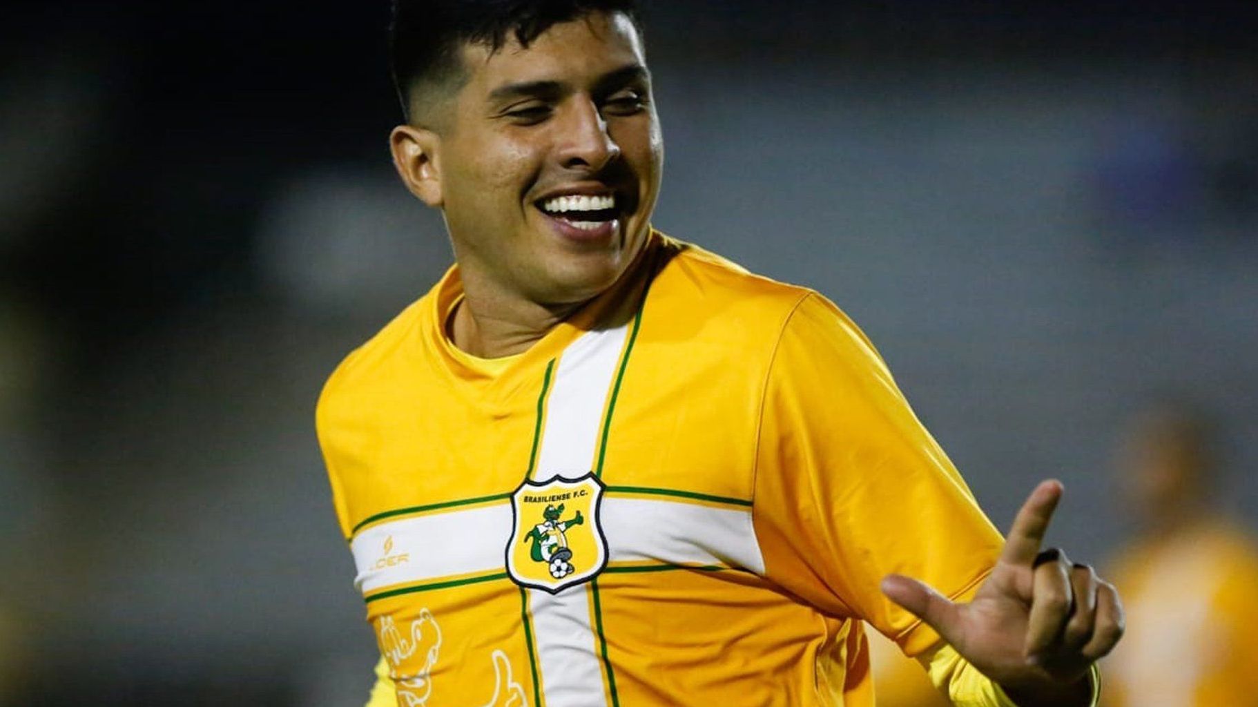 Gabriel celebra um dos dez gols do Brasiliense contra o Interporto
