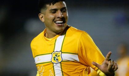 Gabriel celebra um dos dez gols do Brasiliense contra o Interporto
