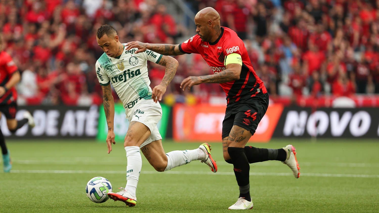 Breno Lopes e Thiago Heleno disputam a bola em jogo do Campeonato Brasileiro