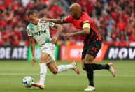 Palmeiras abre 2 a 0, mas não segura vantagem e fica no empate com o Athletico-PR