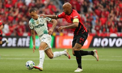 Breno Lopes e Thiago Heleno disputam a bola em jogo do Campeonato Brasileiro