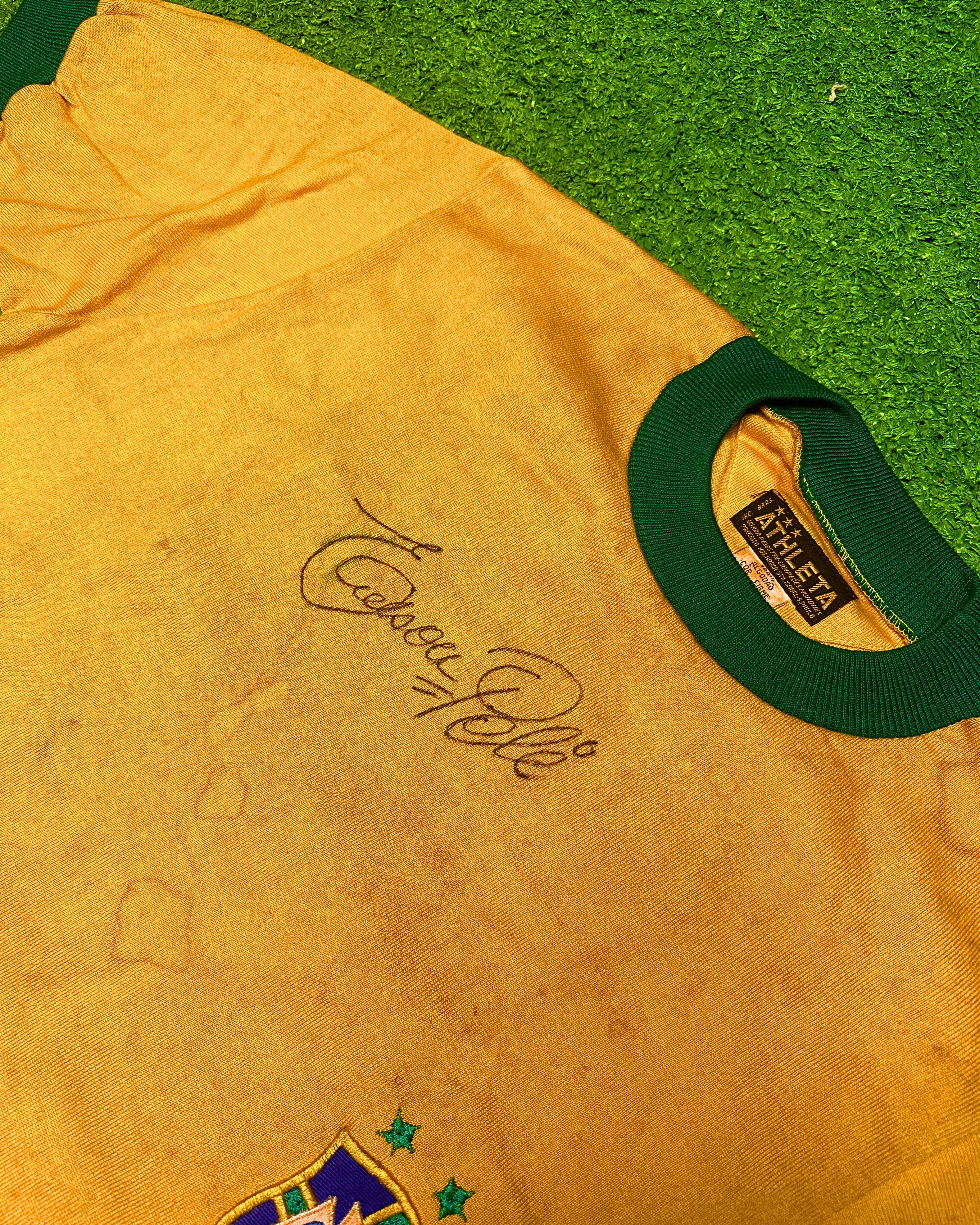 Detalhe do autógrafo de Pelé na camisa que será leiloada pela Play For a Cause / Divulgação
