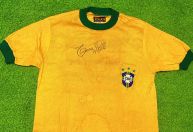 Autografada por Pelé, camisa de 1971 vai a leilão; lance inicial é de R$ 38.500