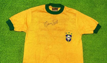 Camisa da Seleção Brasileira, de 1971, autografada por Pelé, vai a leilão