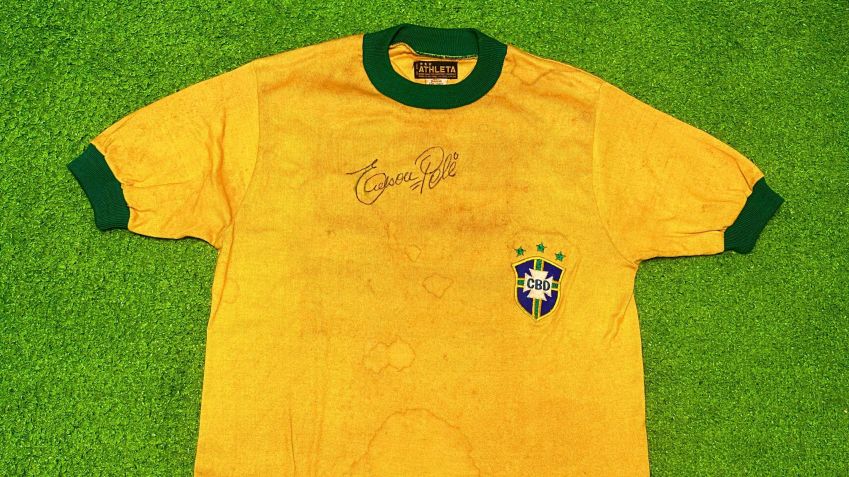 Camisa da Seleção Brasileira, de 1971, autografada por Pelé, vai a leilão / Divulgação