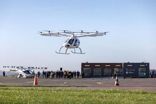 Em novembro de 2022, a empresa alemã Volocopter voou com sucesso em uma missão tripulada de seu táxi aéreo totalmente elétrico em condições regulares de tráfego em Paris