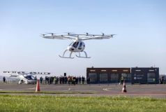 Em novembro de 2022, a empresa alemã Volocopter voou com sucesso em uma missão tripulada de seu táxi aéreo totalmente elétrico em condições regulares de tráfego em Paris