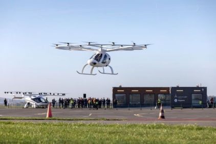 Em novembro de 2022, a empresa alemã Volocopter voou com sucesso em uma missão tripulada de seu táxi aéreo totalmente elétrico em condições regulares de tráfego em Paris