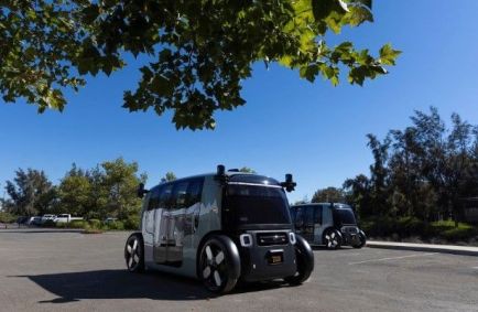 A empresa de transporte Zoox testou recentemente um robô-táxi elétrico autônomo