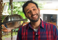 Iberê Thenório, do Manual do Mundo, reboca uma caminhonete usando só duas tigelas de aço inox