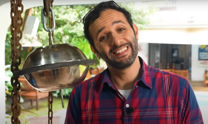 Iberê Thenório, do Manual do Mundo, reboca uma caminhonete usando só duas tigelas de aço inox