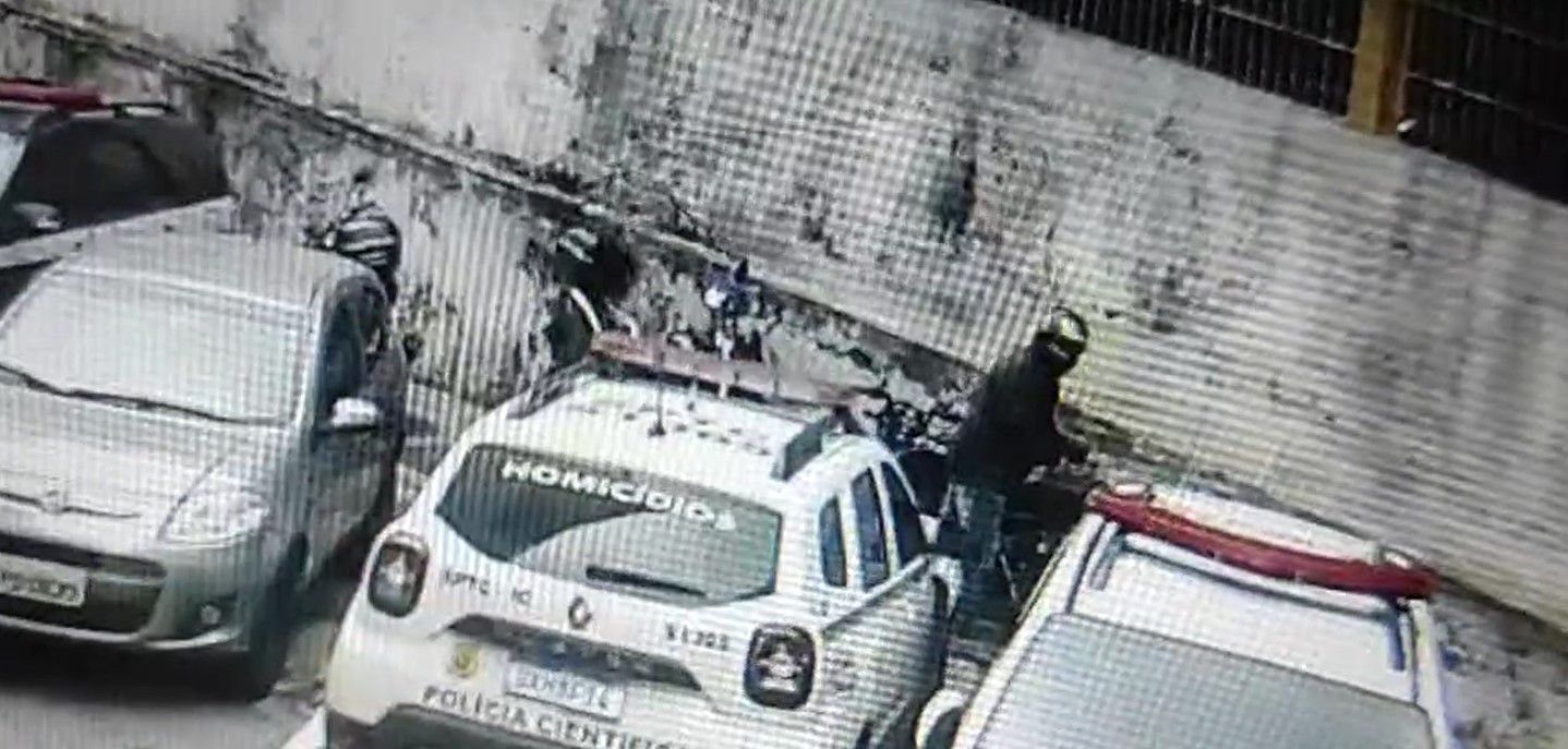 Homem furta objetos de motos em frente ao palácio da Polícia Civil em São Paulo