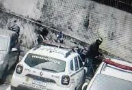 Homem furta objetos de motos em frente ao palácio da Polícia Civil em São Paulo; veja