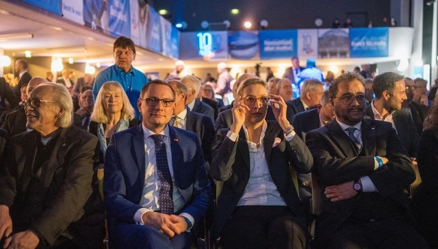 Colíderes do AfD Tino Chrupalla, centro-esquerda, e Alice Weidel, centro-direita, na comemoração do 10º aniversário do partido em 6 de fevereiro de 2023. / Thomas Lohnes/Getty Images Europe/Getty Images
