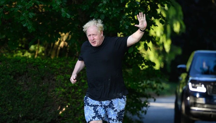 O ex-primeiro-ministro britânico Boris Johnson em uma corrida perto de sua casa em Oxfordshire em 15 de junho de 2023. / Leon Neal/Getty Images