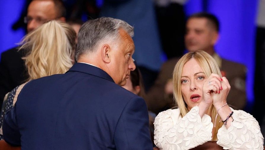 A primeira-ministra da Itália, Giorgia Meloni, fala com seu colega húngaro, Viktor Orban, na cúpula da OTAN em Vilnius, em 12 de julho de 2023. / Odd Andersen/AFP/Getty Images