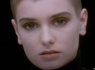 Cantora Sinéad O&#039;Connor durante o clipe da música Nothing Compares 2U, em 1990
