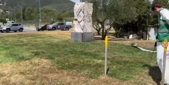 Diante da seca, município de Mandelieu-la-Napoule repinta o gramado de verde