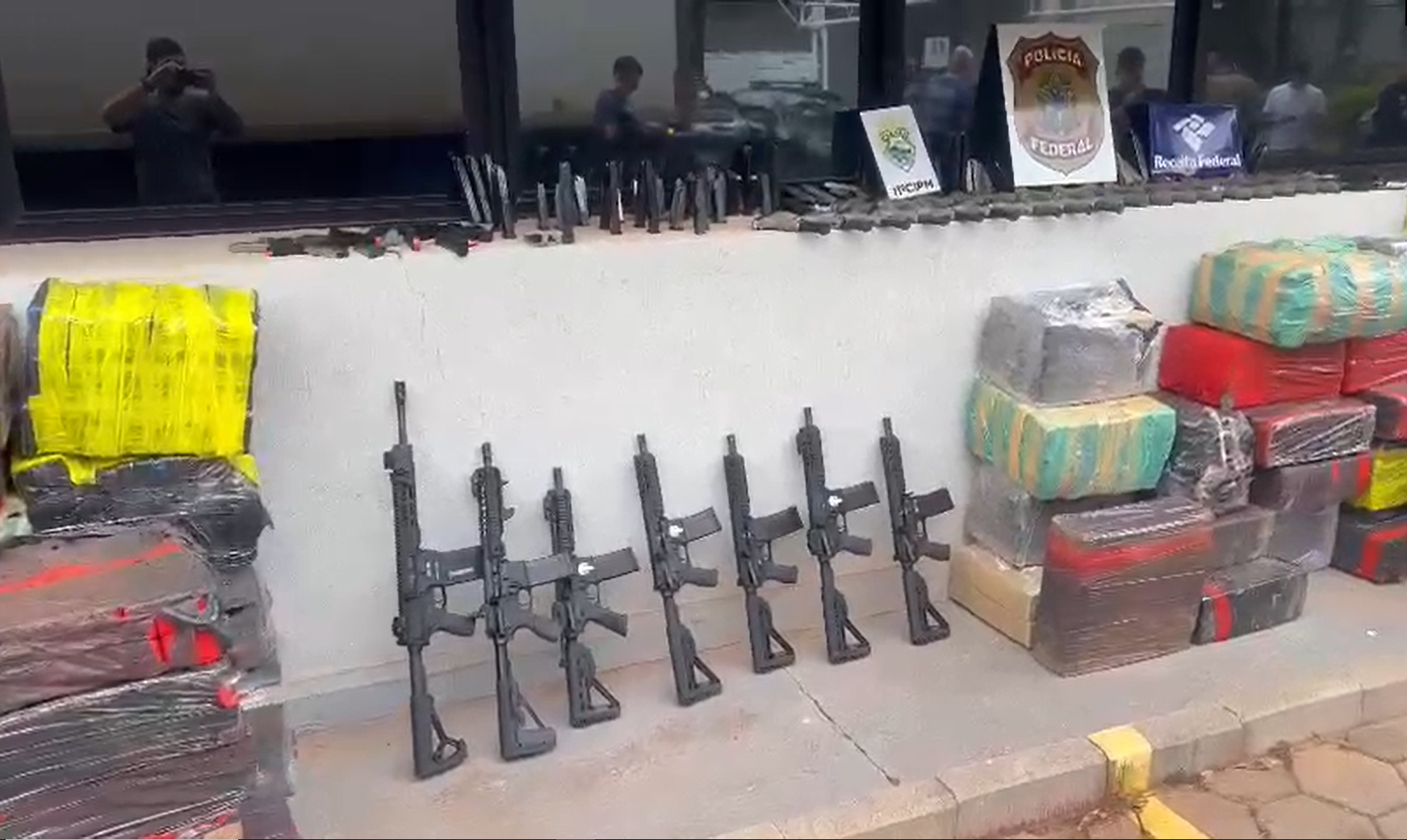 Policiais apreenderam 75 pistolas, 7 fuzis e 2 toneladas de maconha / PMPR