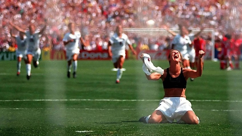 Brandi Chastain comemora o gol do título mundial de 1999 / Divulgação/Fifa