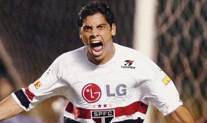 Cicinho comemora gol com a camisa do São Paulo