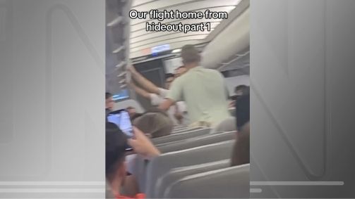 Imagem publicada nas redes sociais mostra o momento em que o homem tenta abrir a porta da aeronave