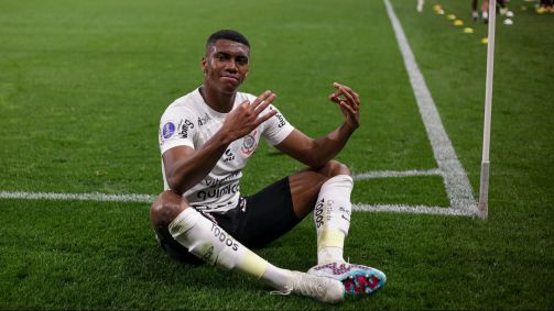 Felipe Augusto comemora o gol da vitória do Corinthians sobre o Universitario