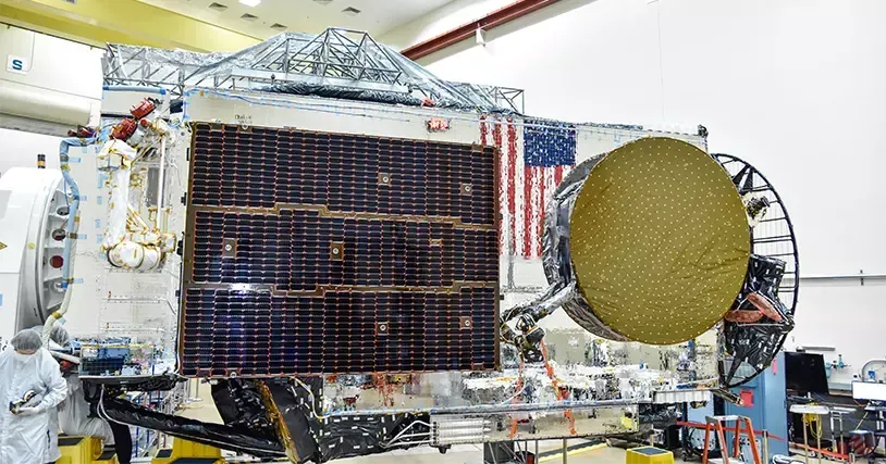 A estrutura principal ou corpo do satélite contém os sistemas de energia e propulsão, a carga útil de comunicações e toda a inteligência de engenharia que fornece conectividade para milhares e milhares de clientes