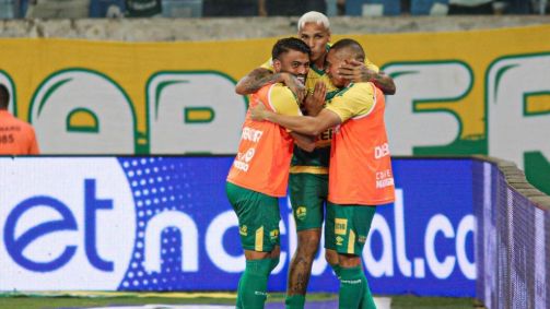 Jogadores do Cuiabá comemoram gol na vitória sobre o Santos, pelo Campeonato Brasileiro