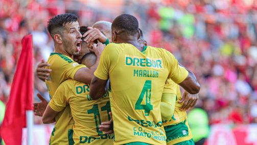 Jogadores do Cuiabá comemoram gol no Beira-Rio