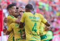 Cuiabá aproveita expulsão e vence o Inter de virada com gol de Deyverson