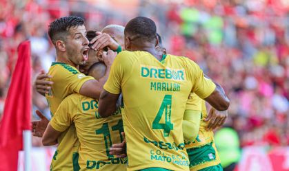 Jogadores do Cuiabá comemoram gol no Beira-Rio