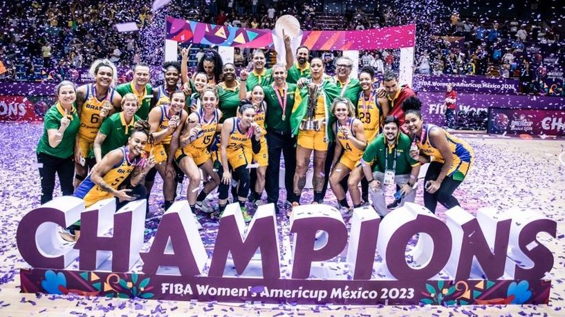 Seleção Brasileira comemora conquista da Copa América de Basquete