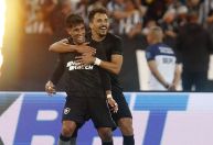 Botafogo vence o Bragantino e dispara na liderança do Campeonato Brasileiro
