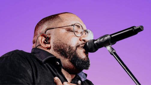 Cantor Tiee em imagem promocional do Spotfy, divulgada no Twitter do artista